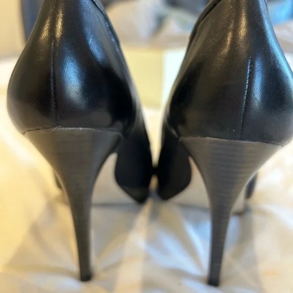 Beautiful Coach Signature Black Stelleto Bow Tie Pumps - Picture 5 of 6